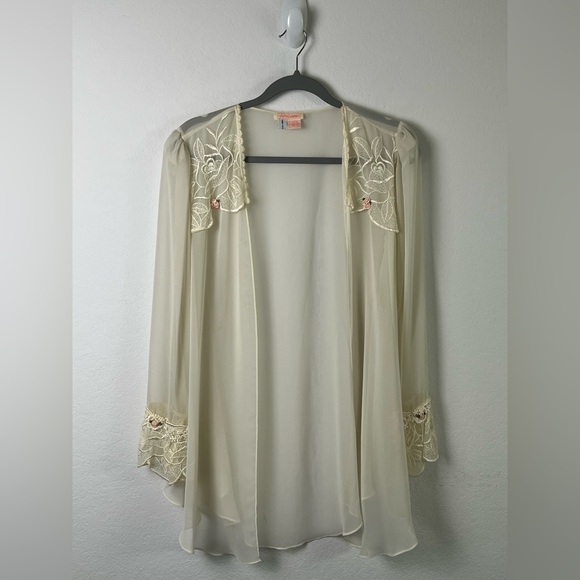 Vintage Flora Nikrooz Saks Fifth Avenue Lace Rosettes Bridal Robe